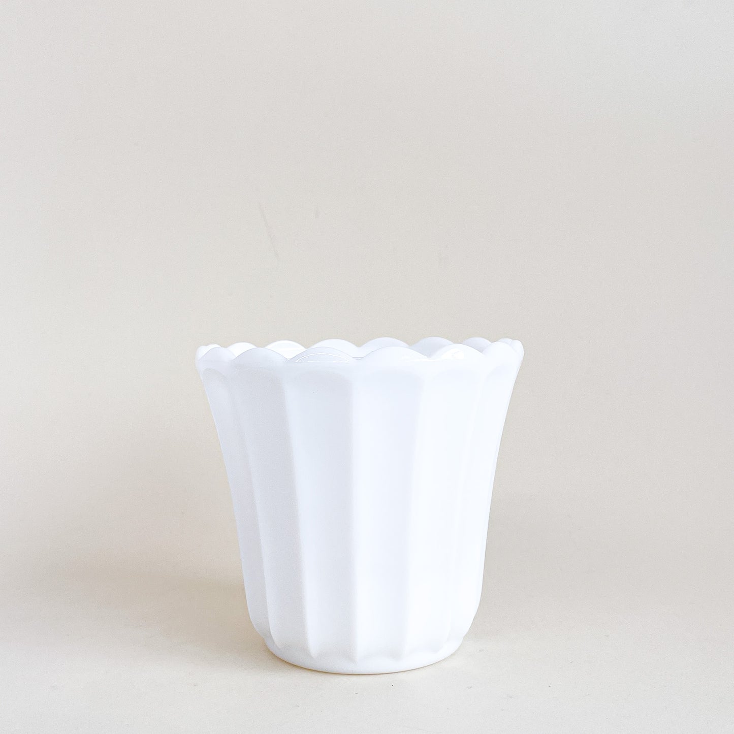 Petit cache-pot en milk glass