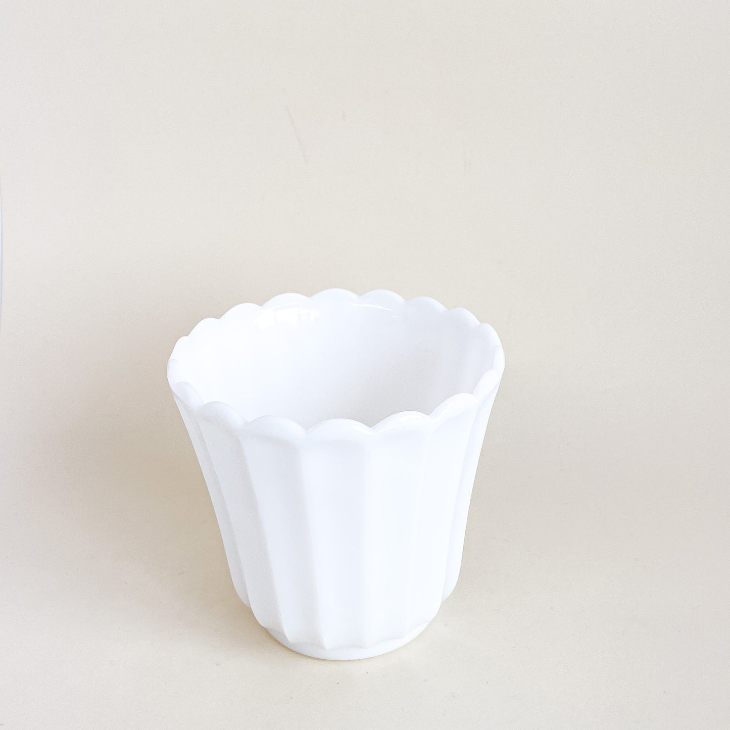 Grand cache-pot en milk glass