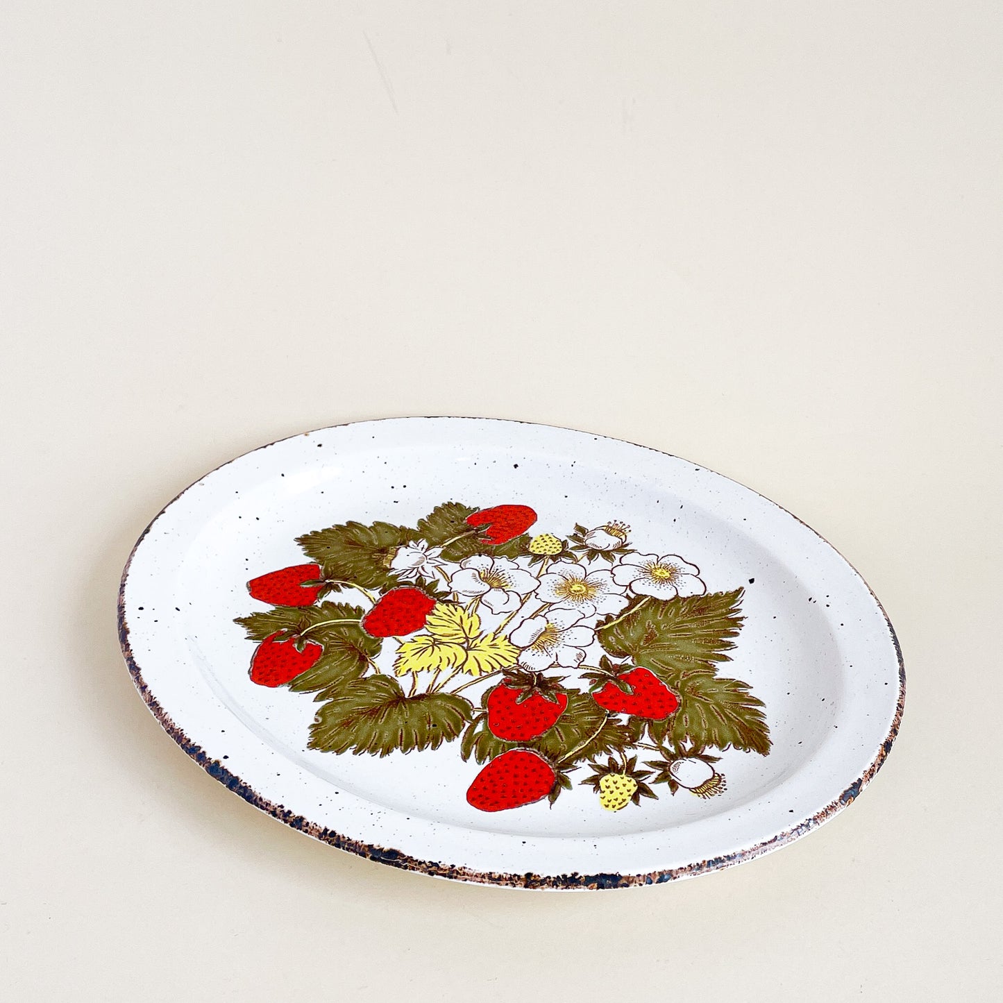 Stonehenge Midwinter strawberry serving plate