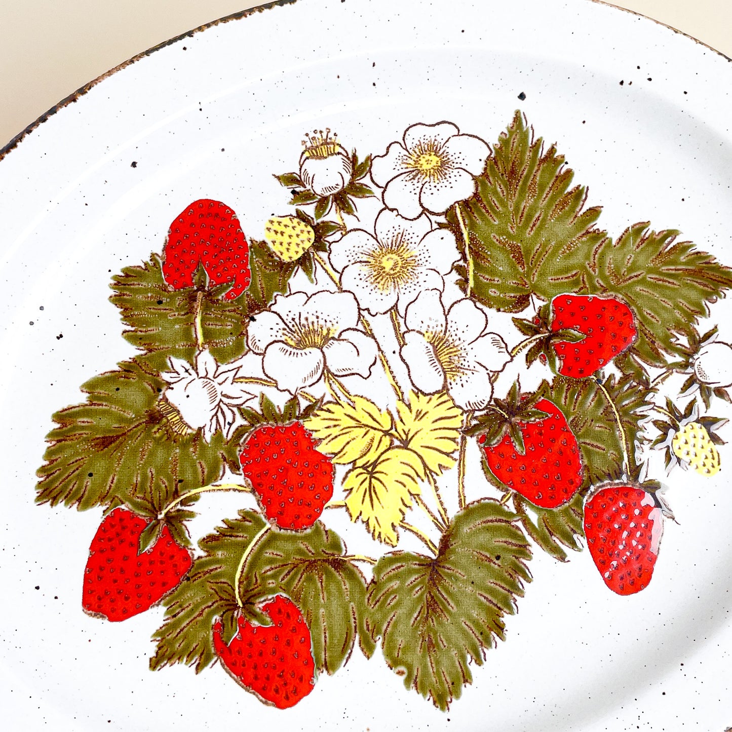 Stonehenge Midwinter strawberry serving plate