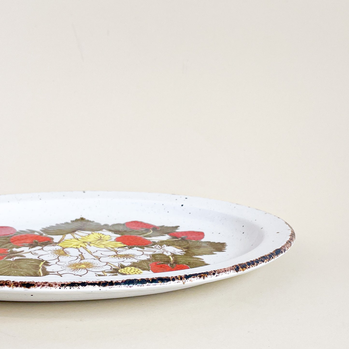 Stonehenge Midwinter strawberry serving plate