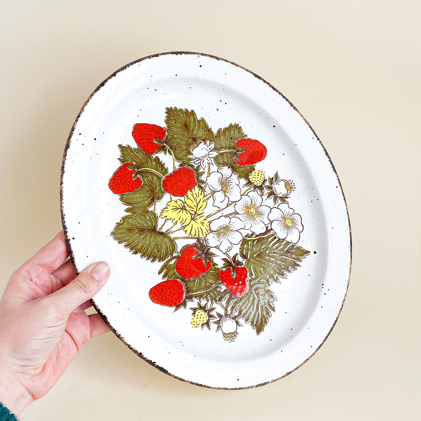 Stonehenge Midwinter strawberry serving plate