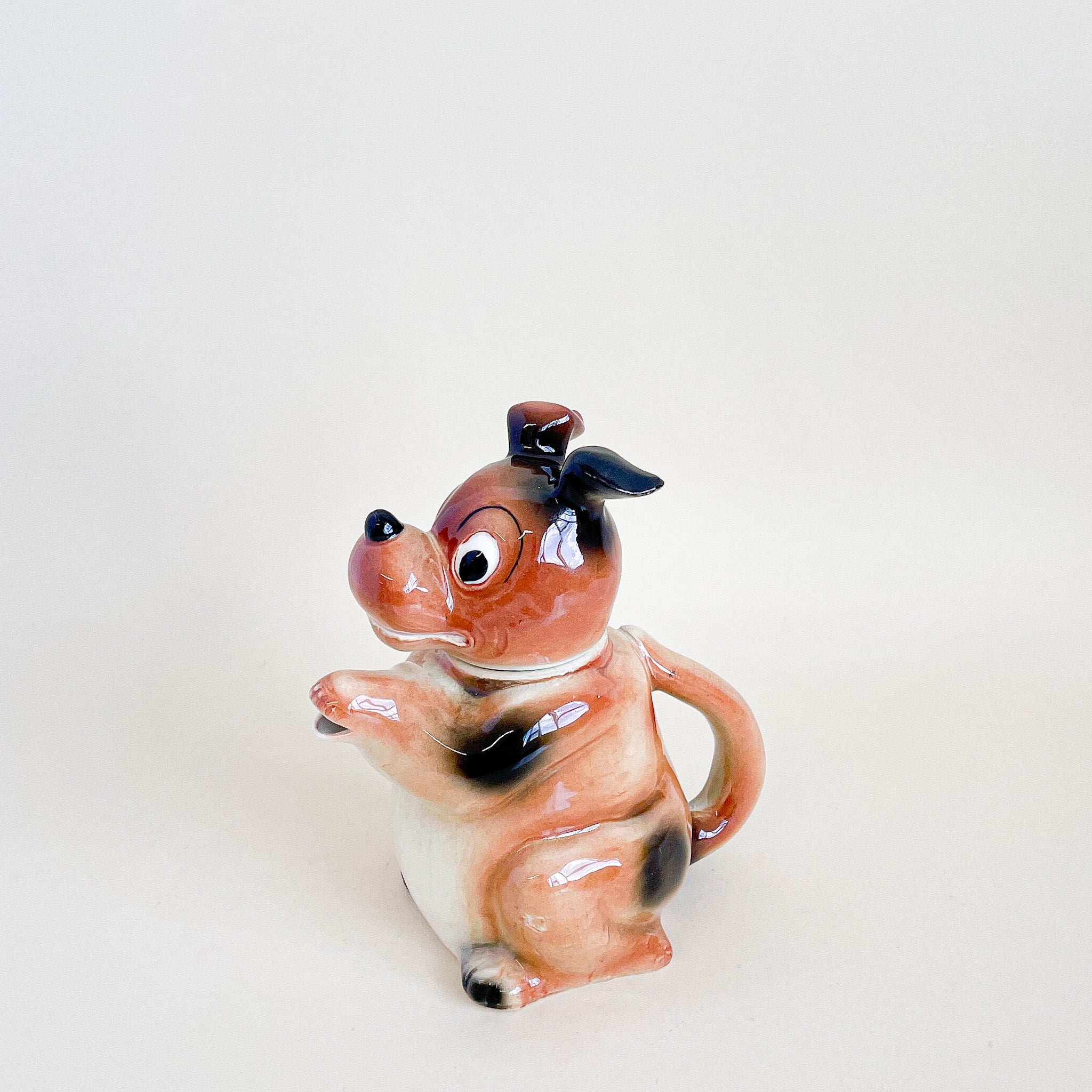 Théière en porcelaine ferme par Alex Clark Théière en porcelaine ferme par Alex Clark