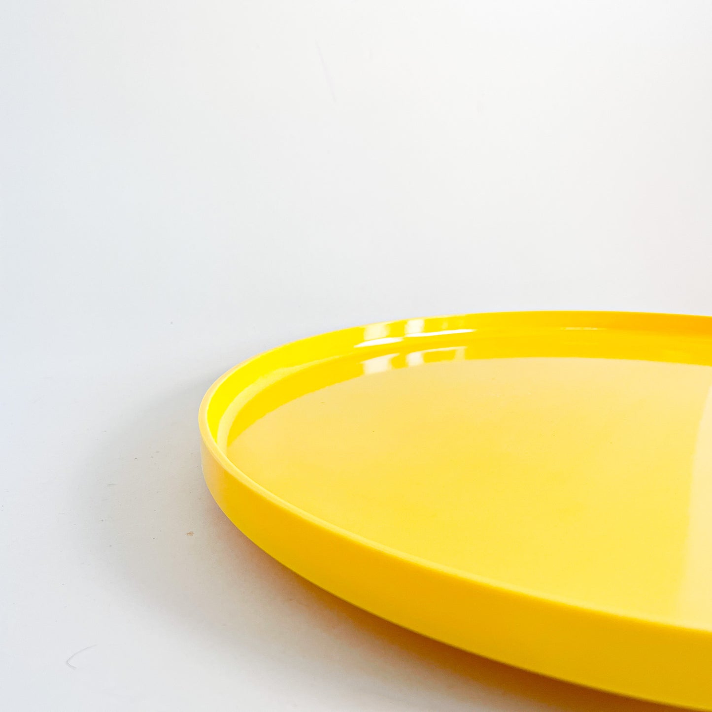 Plateau jaune Massimo Vignelli pour Heller