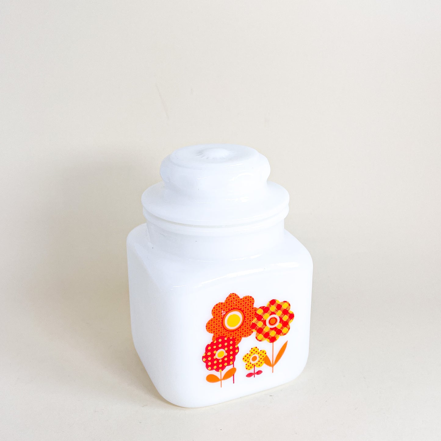 Jarre en milk glass fleurie