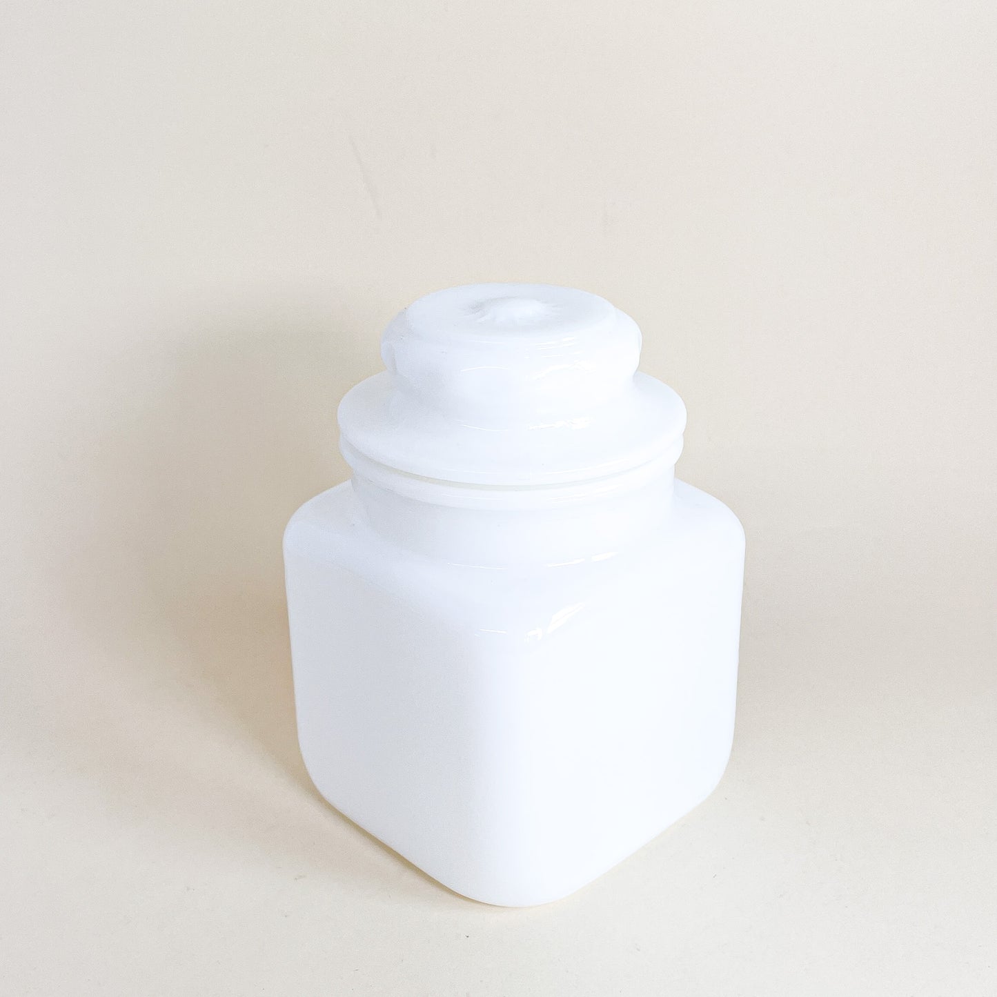 Jarre en milk glass fleurie