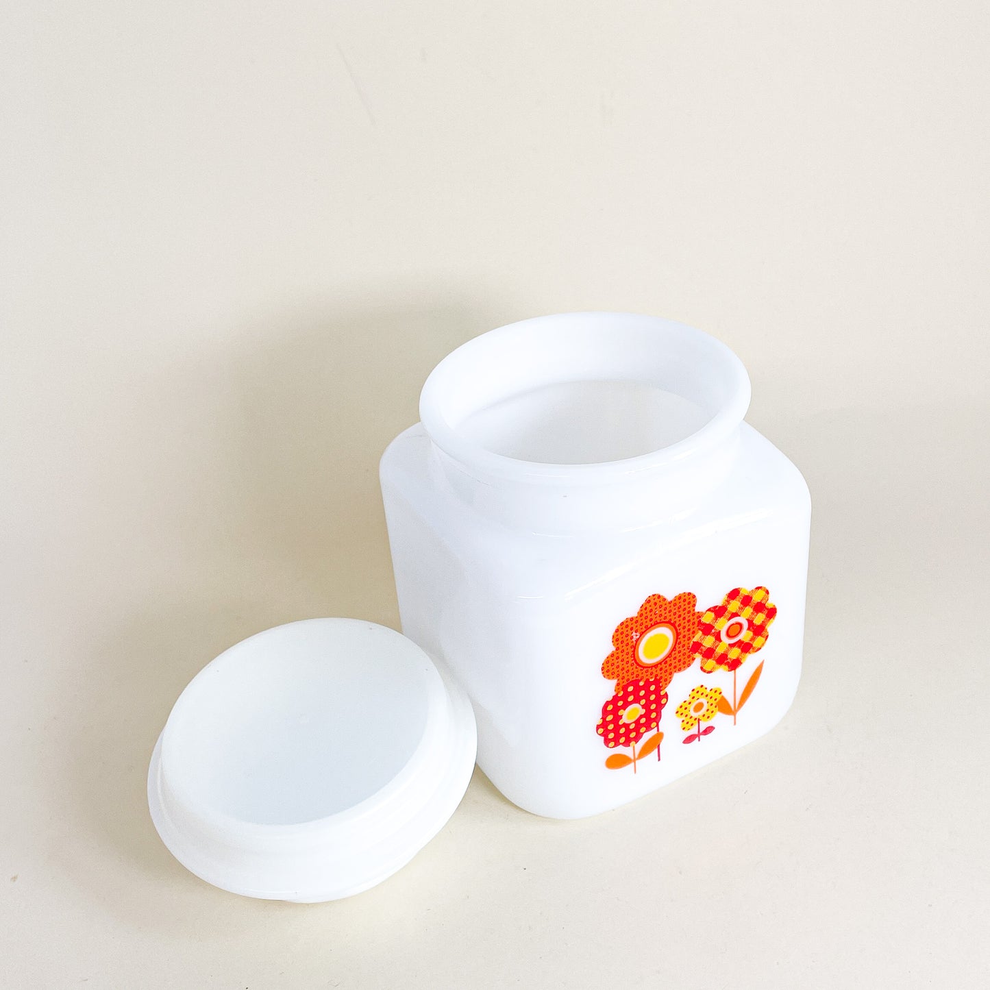 Jarre en milk glass fleurie