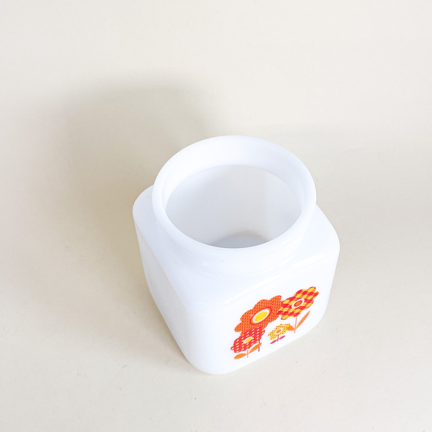 Jarre en milk glass fleurie
