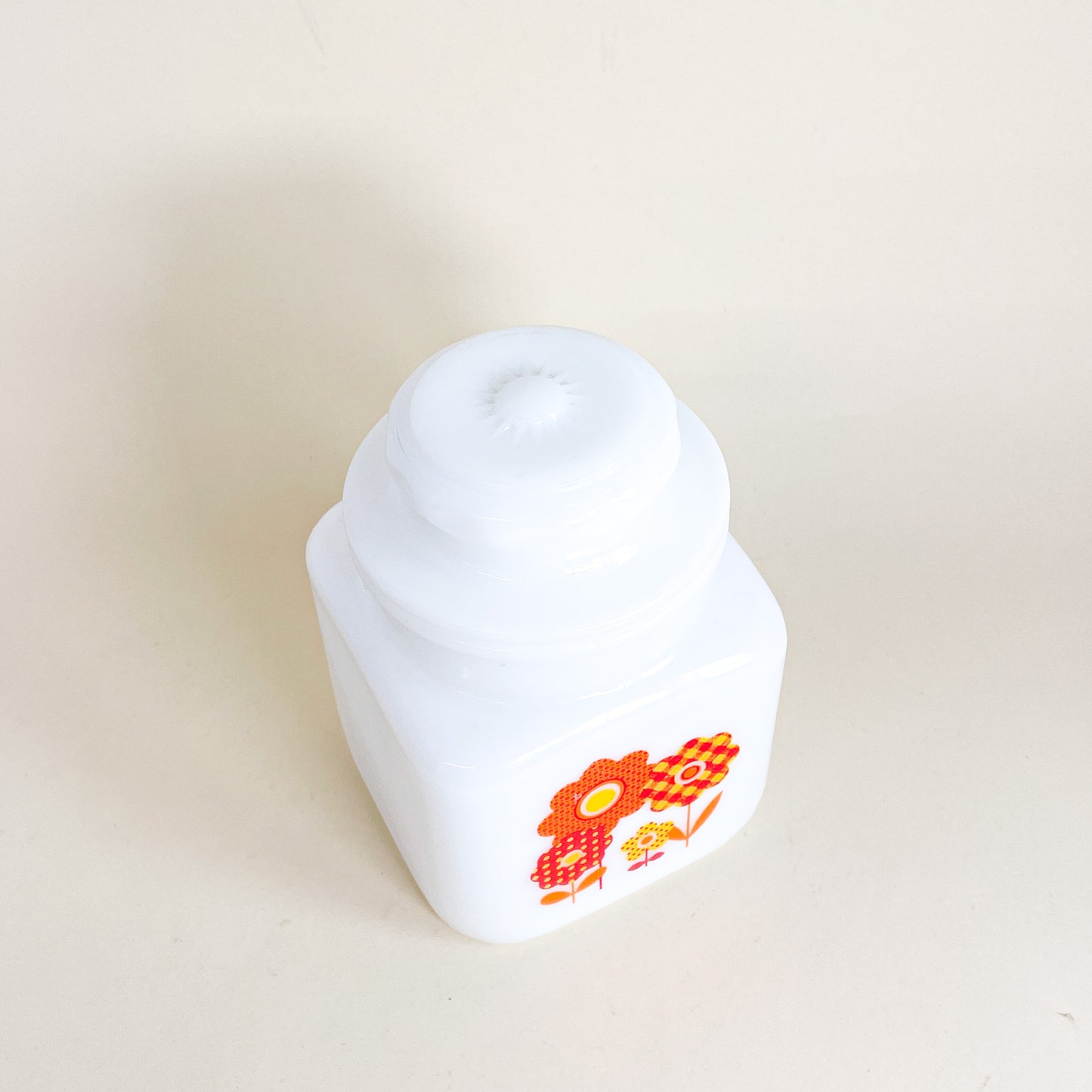 Jarre en milk glass fleurie
