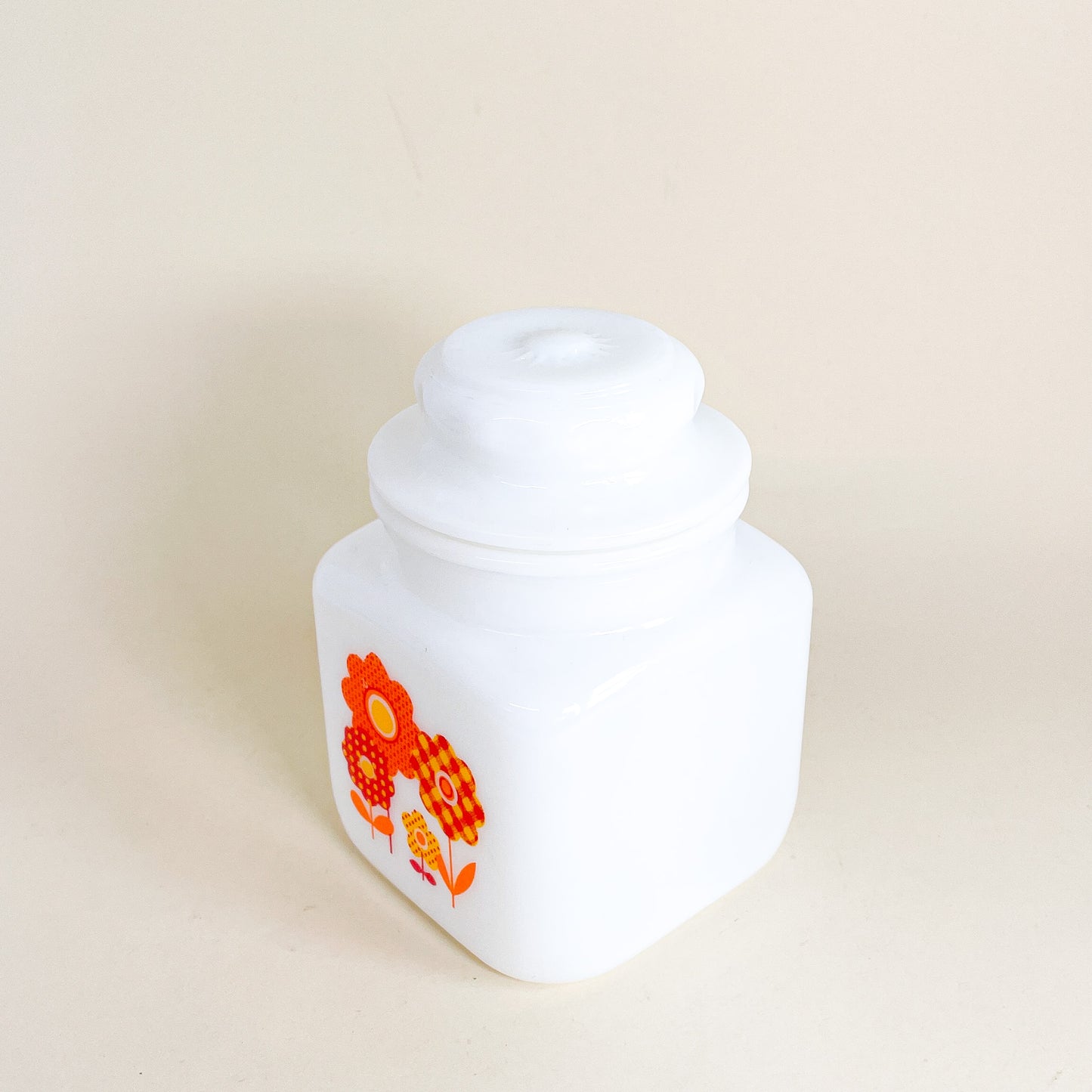 Jarre en milk glass fleurie