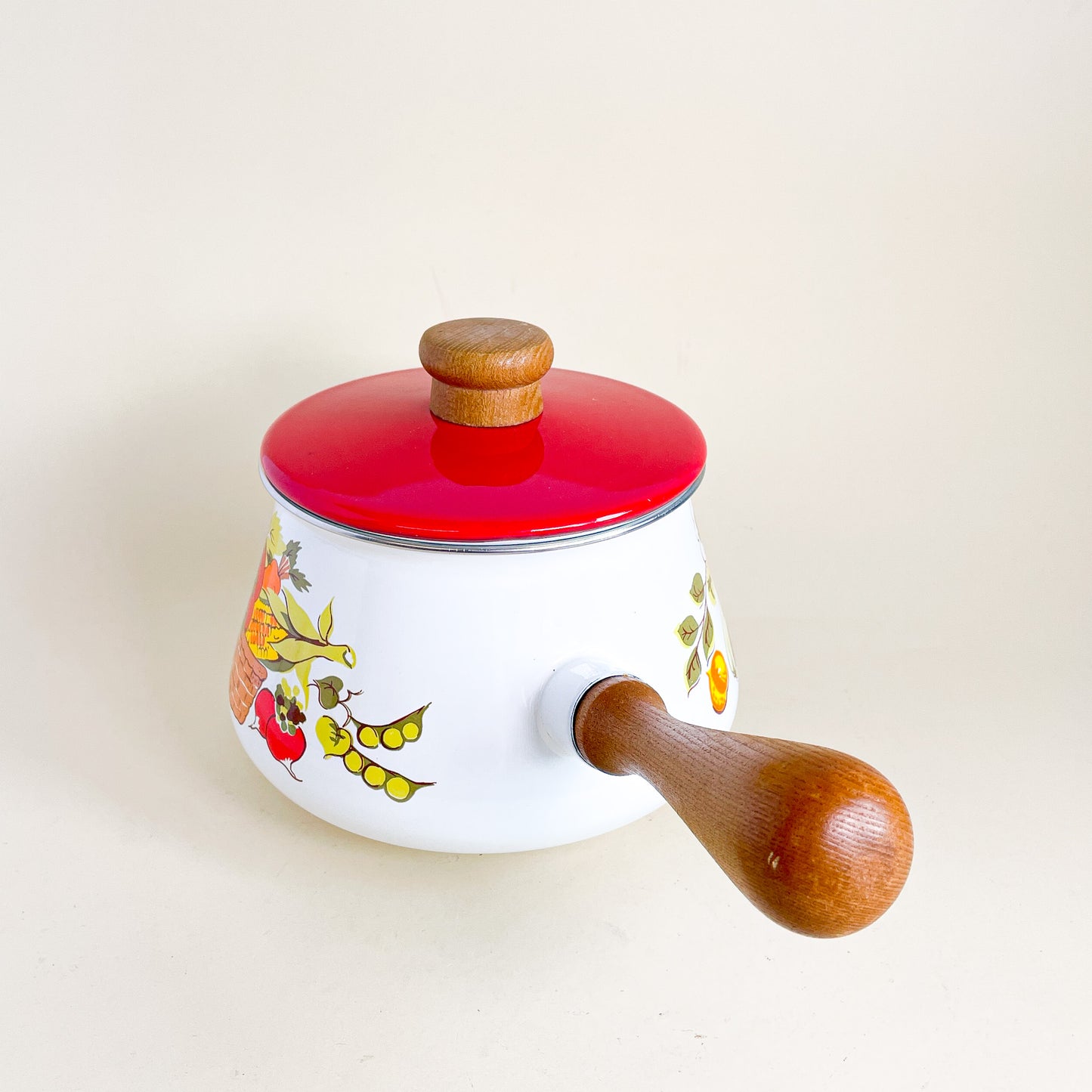 Vegetable basket print fondue dish