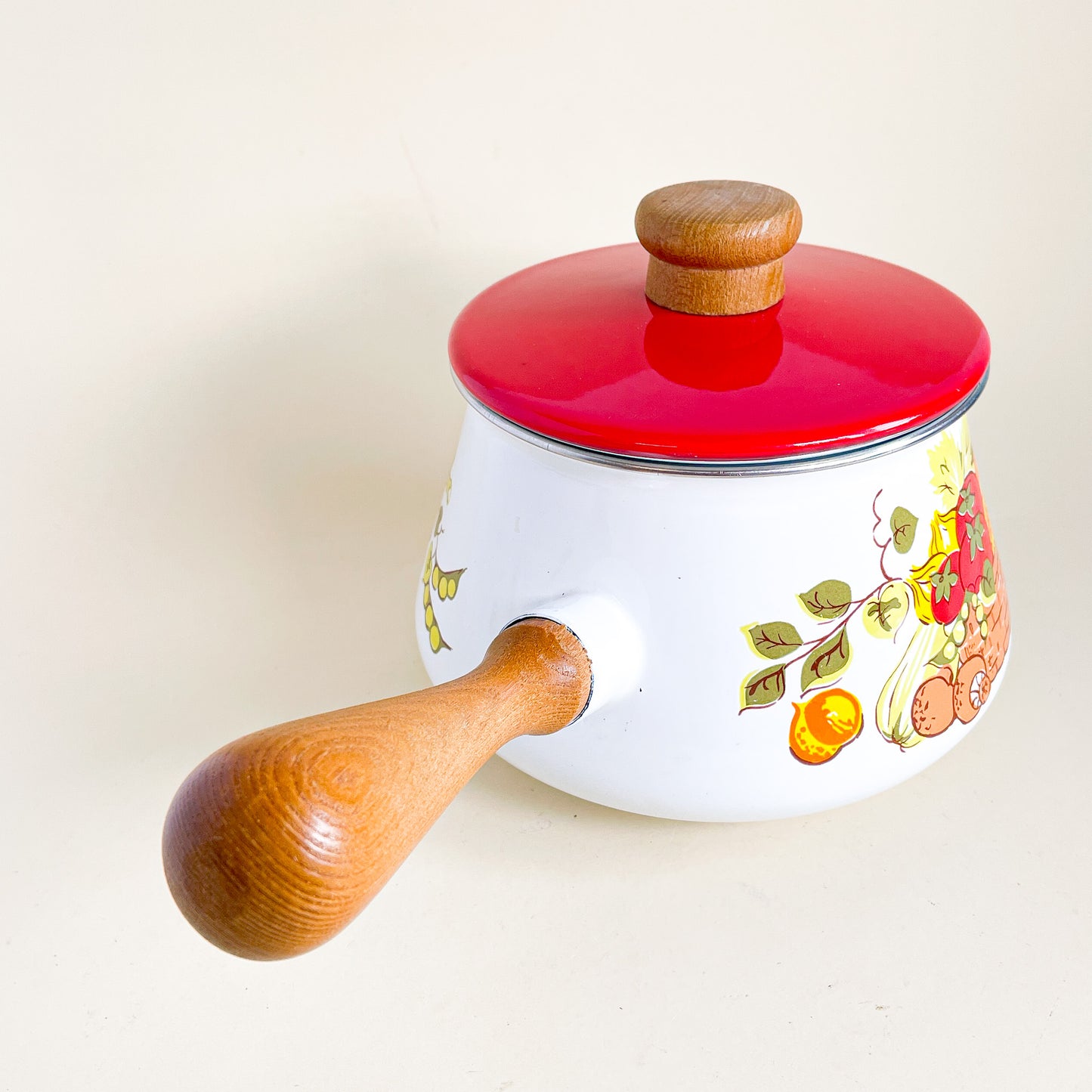 Vegetable basket print fondue dish