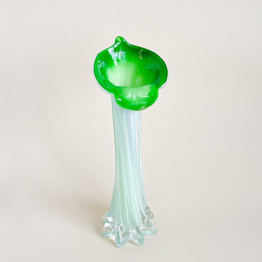 Vase en verre soufflé vert