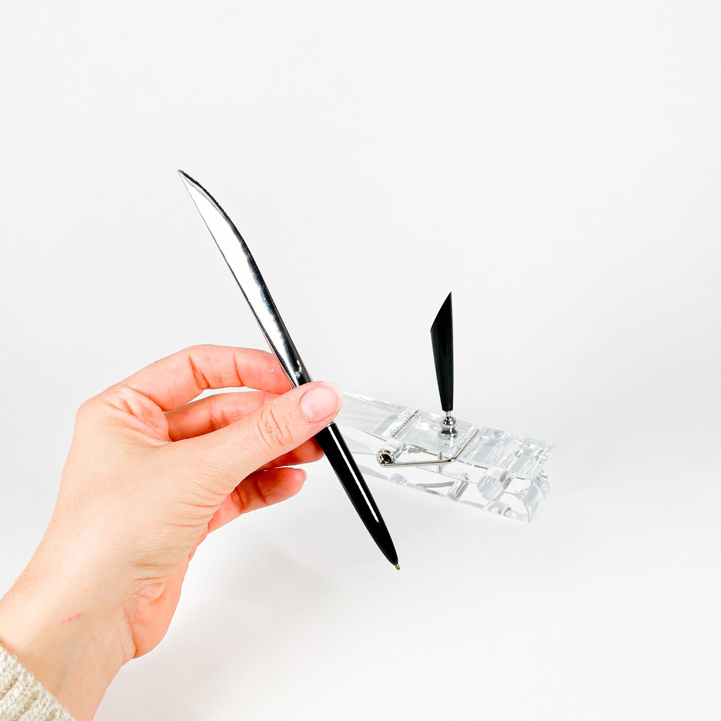 Pince en lucite et stylo/coupe-papier