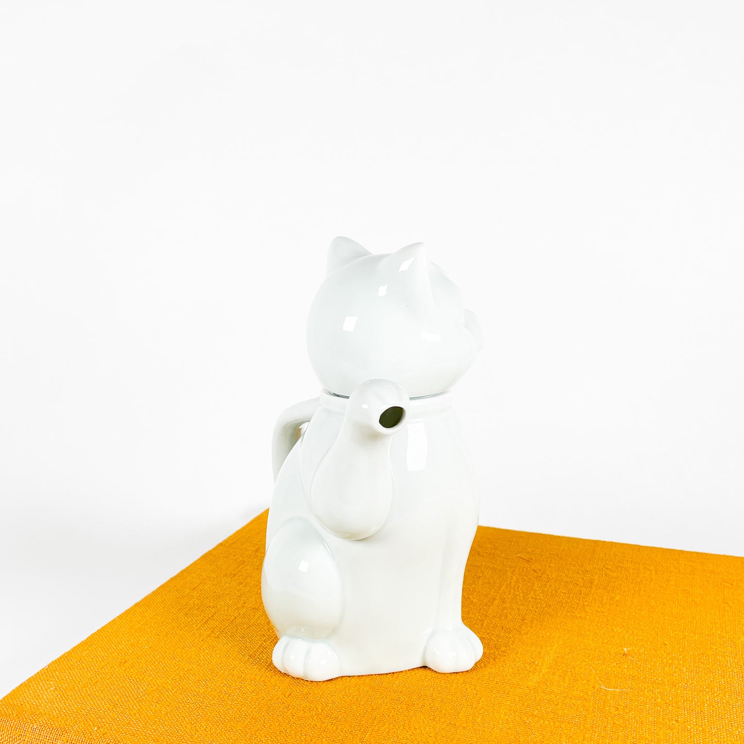 Takahashi white porcelain cat teapot