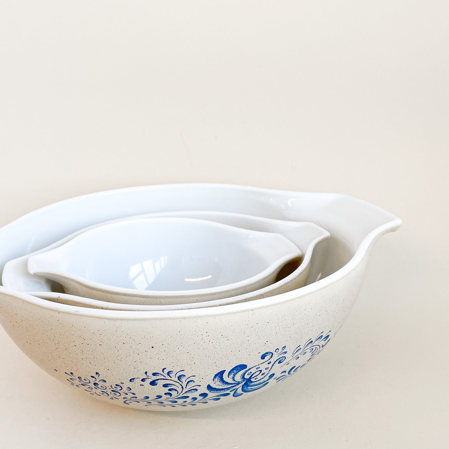 Pyrex Homestead mixing bowls trio