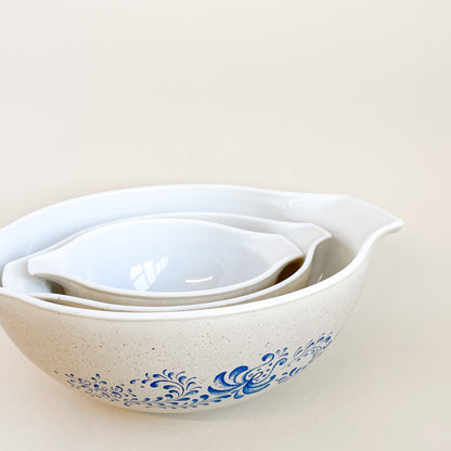 Pyrex Homestead mixing bowls trio