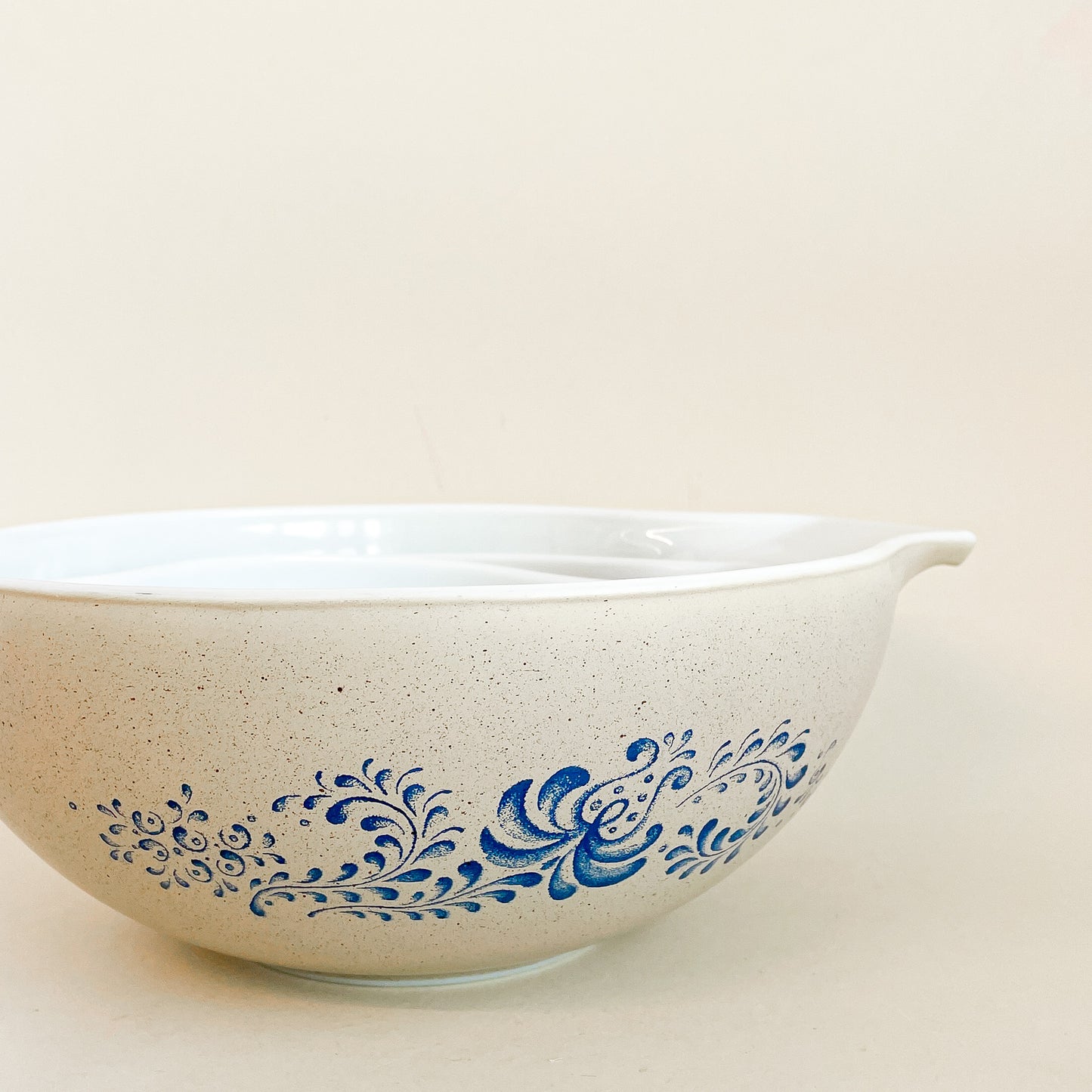 Pyrex Homestead mixing bowls trio