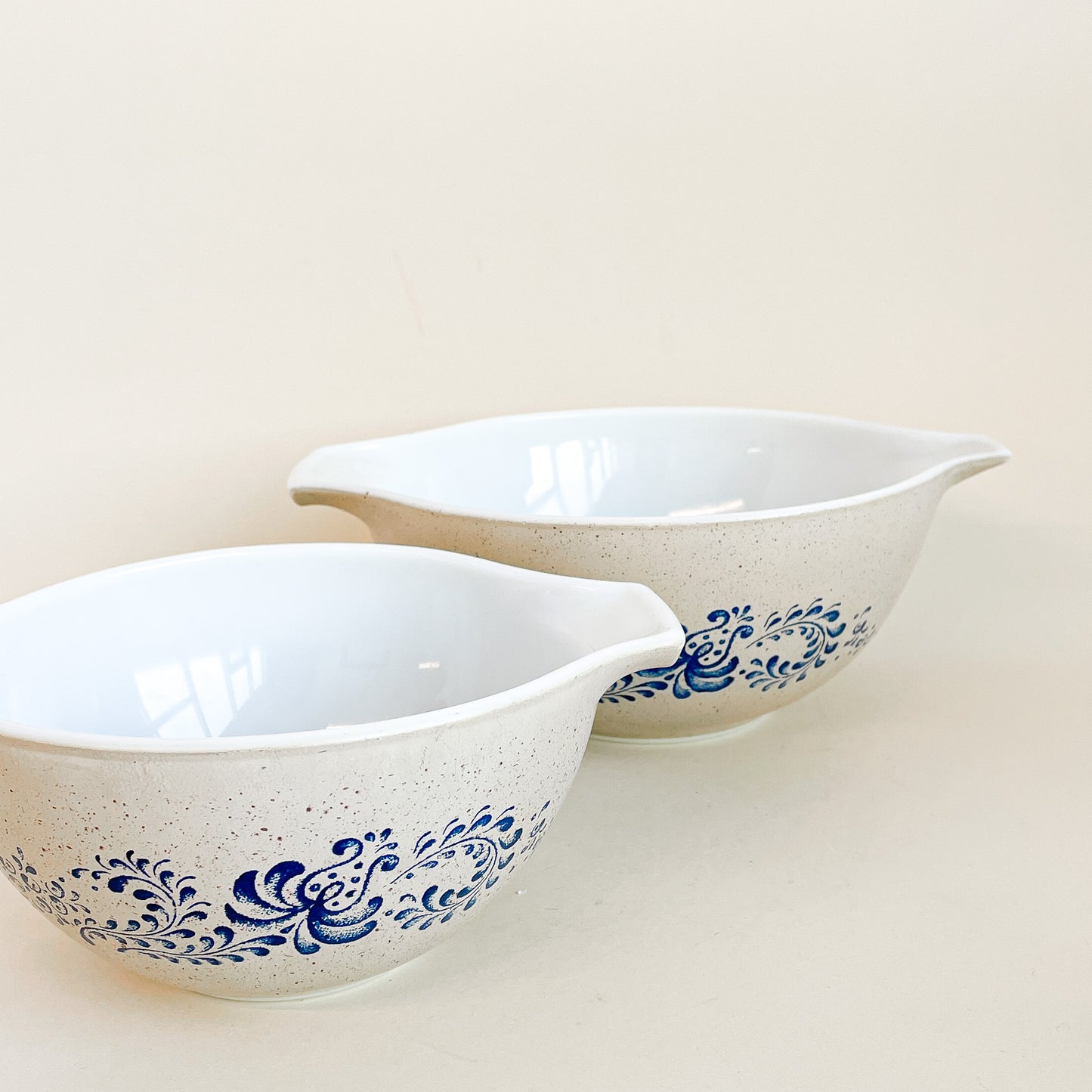 Pyrex Homestead mixing bowls trio