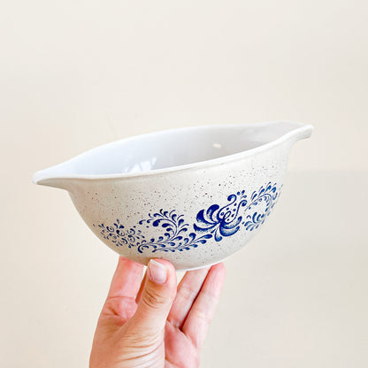 Pyrex Homestead mixing bowls trio