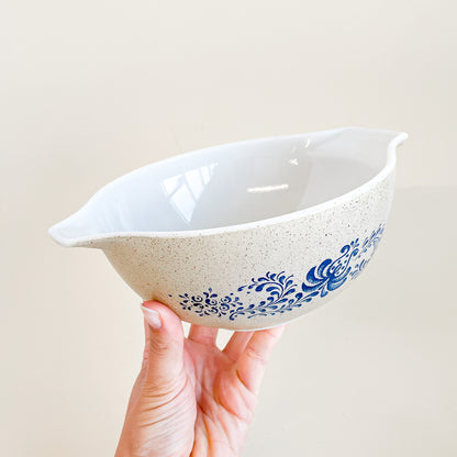 Pyrex Homestead mixing bowls trio