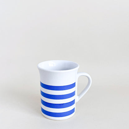 Tasse blanche rayée bleue