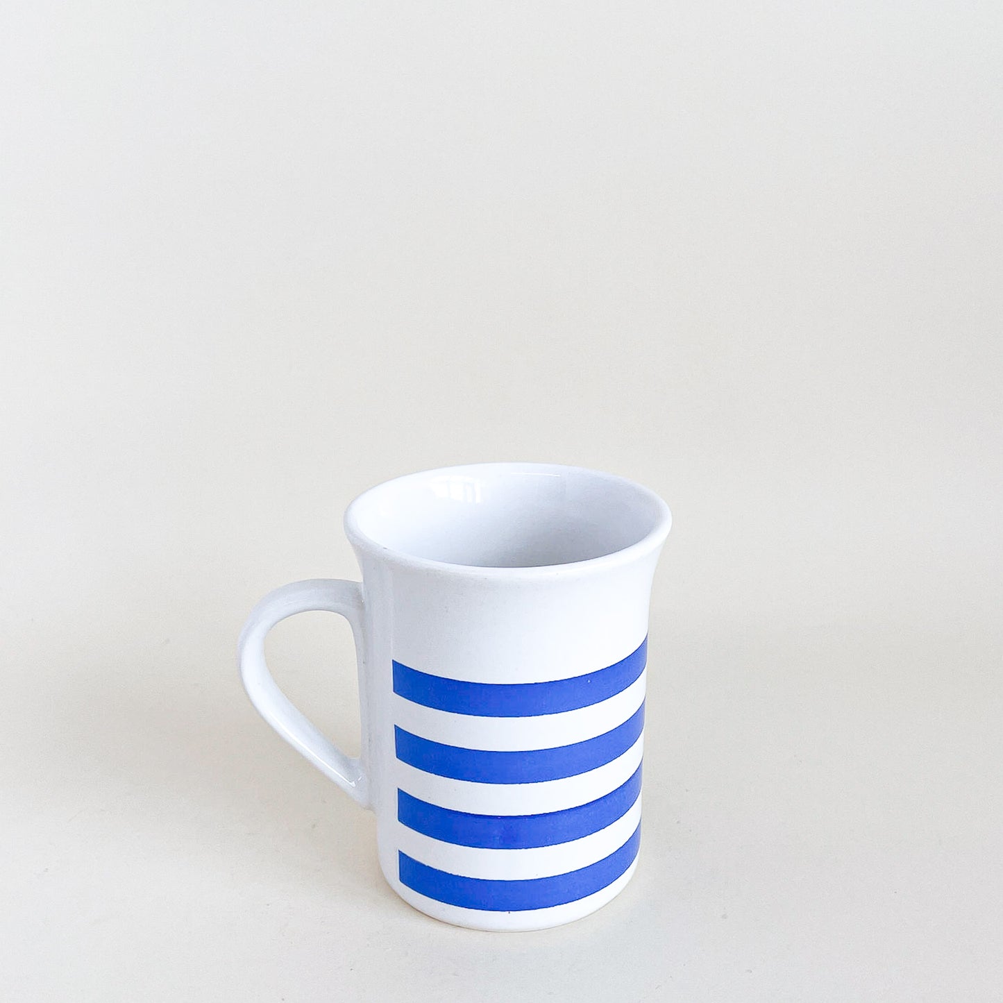 Tasse blanche rayée bleue