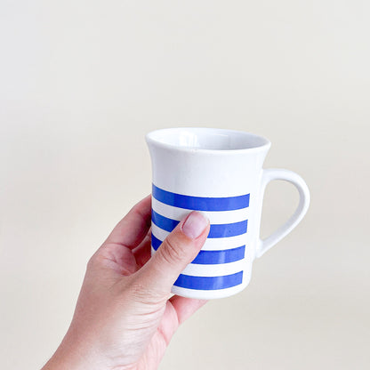 Tasse blanche rayée bleue