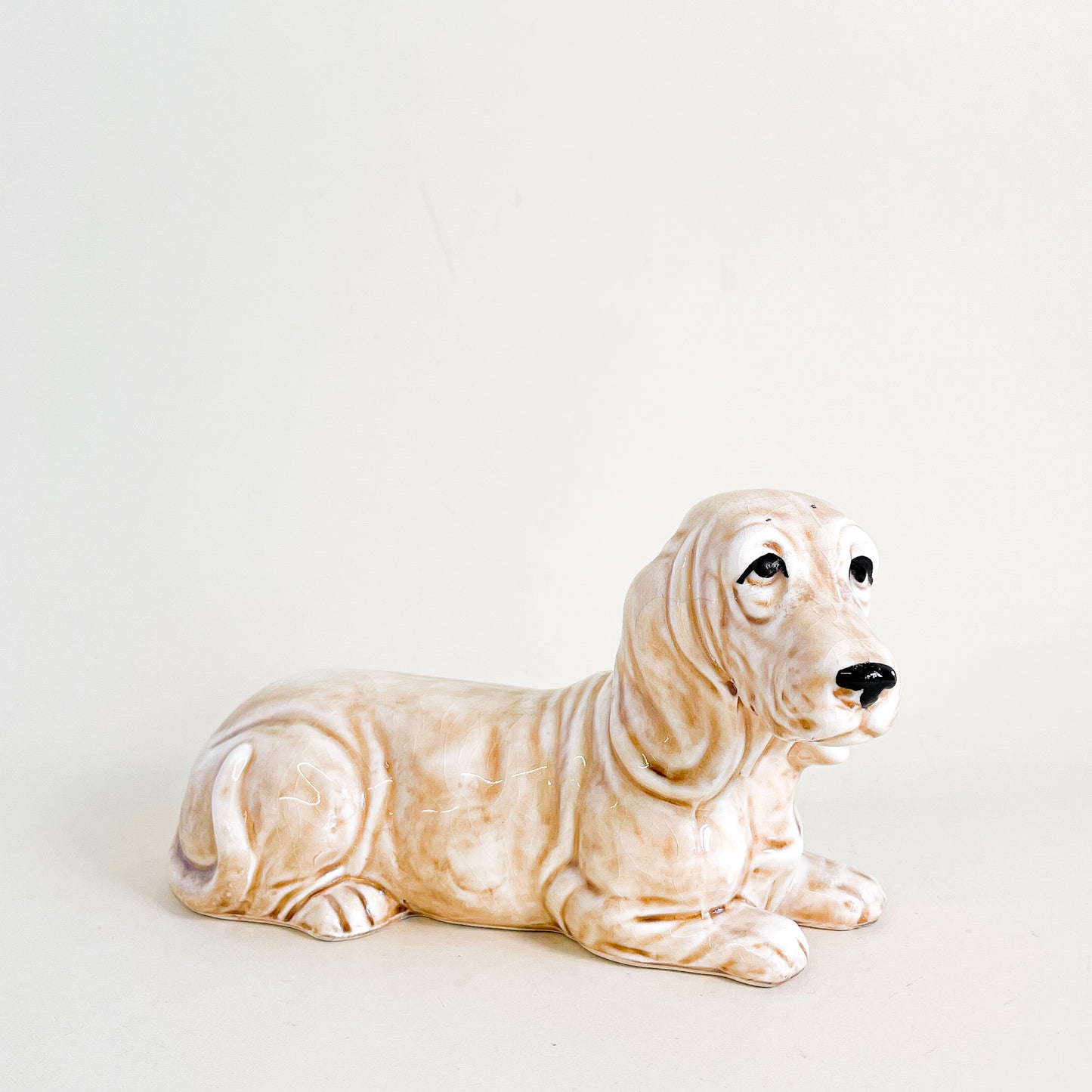 Chien basset en céramique