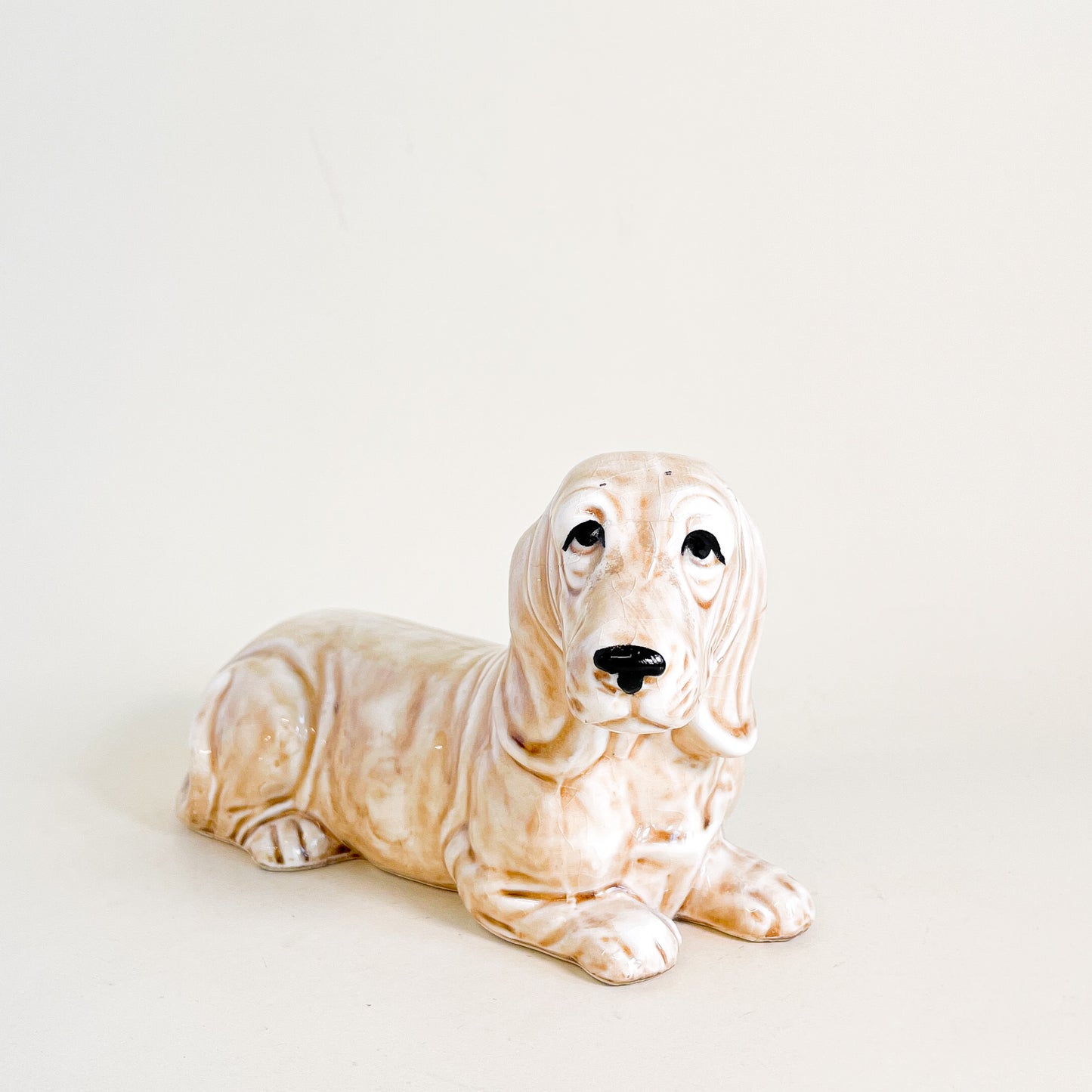 Chien basset en céramique