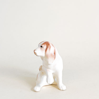 Petit chien patte levée en céramique