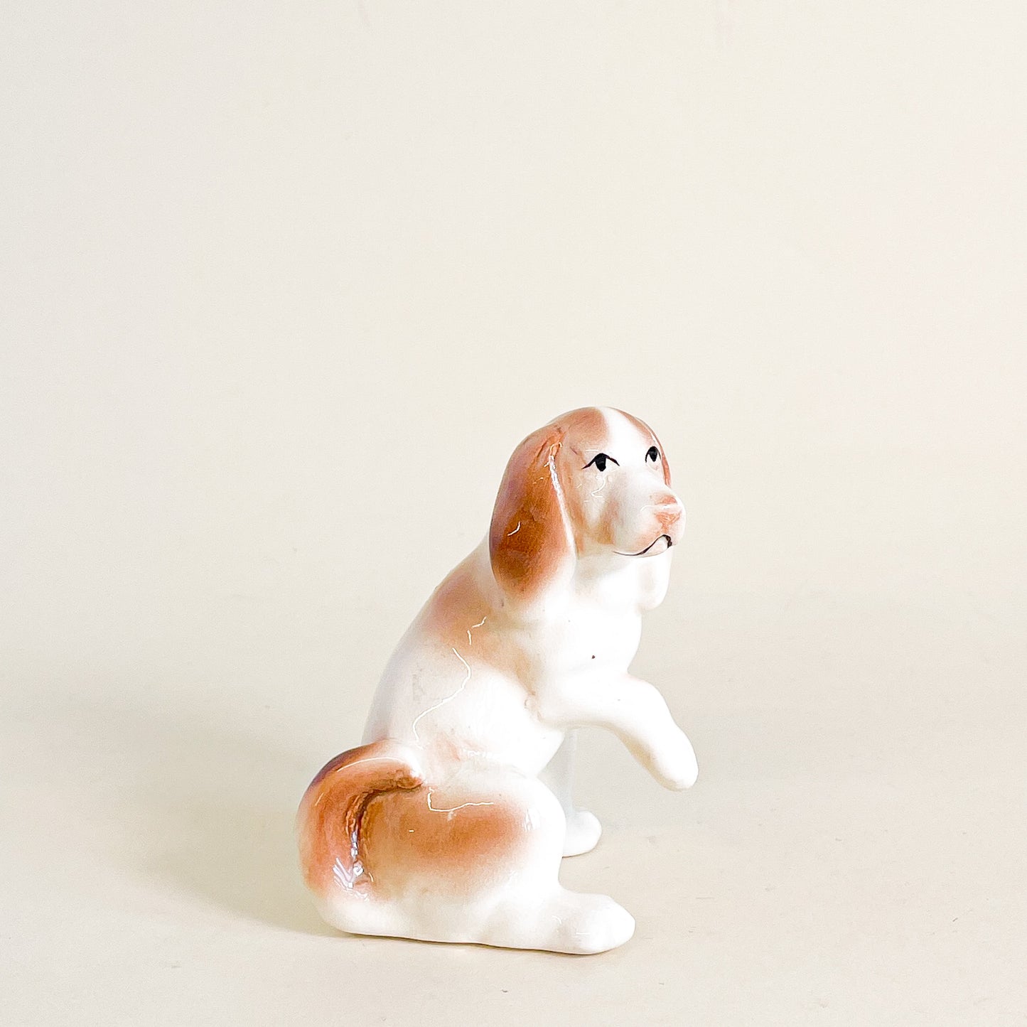 Petit chien patte levée en céramique