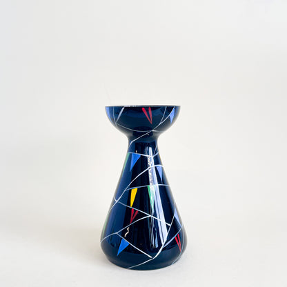 Vase noir et triangles colorés