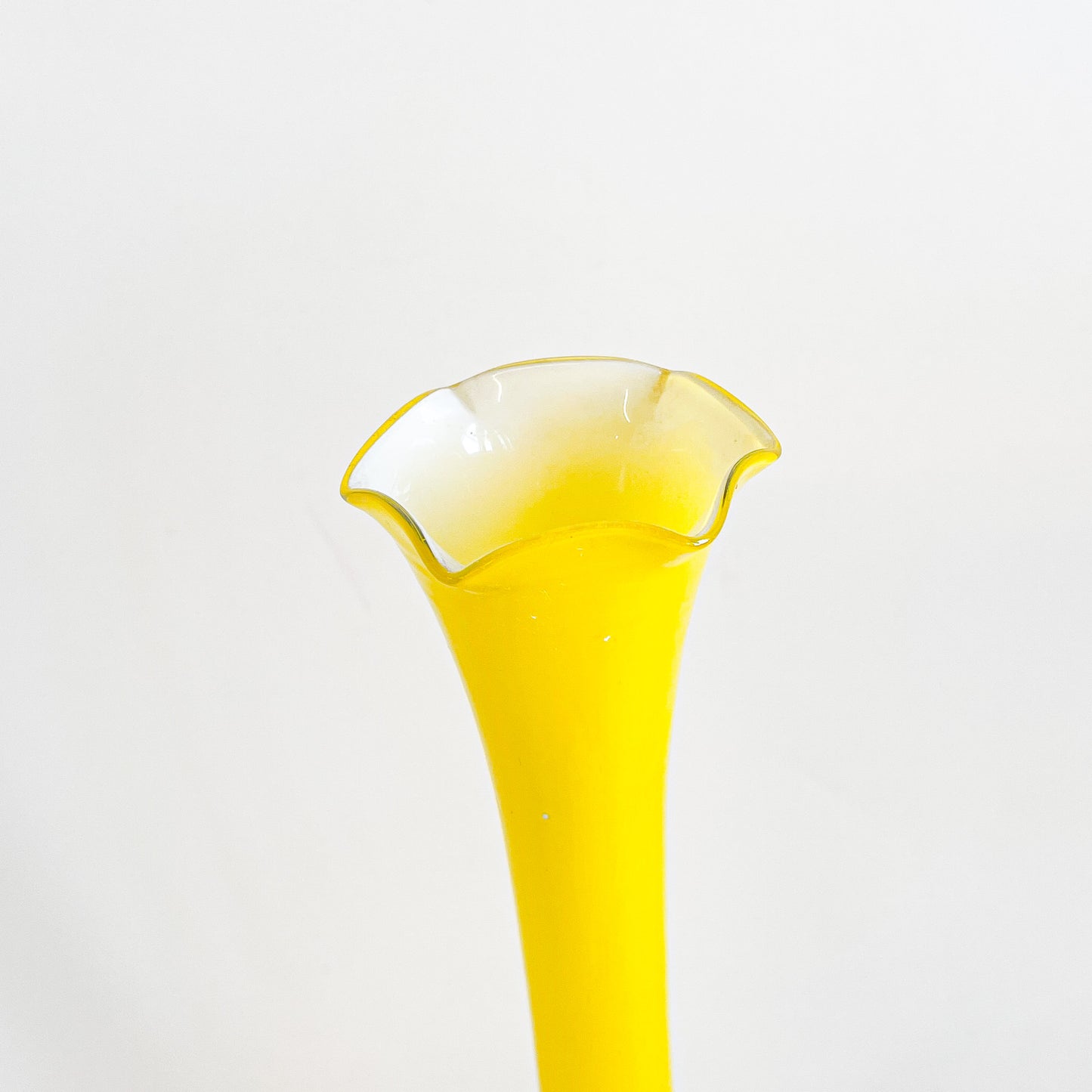 Grand soliflore en verre soufflé jaune