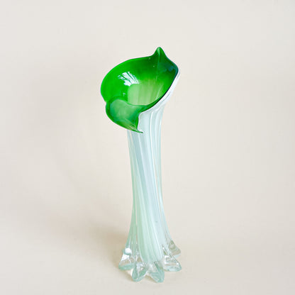 Vase en verre soufflé vert