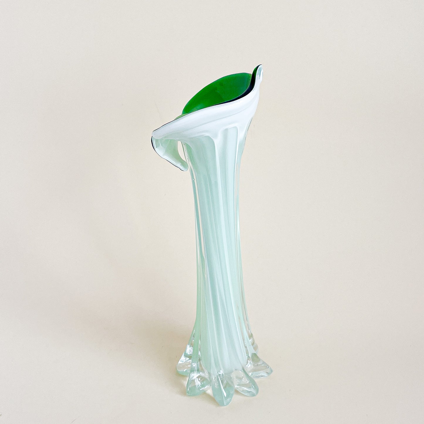 Vase en verre soufflé vert