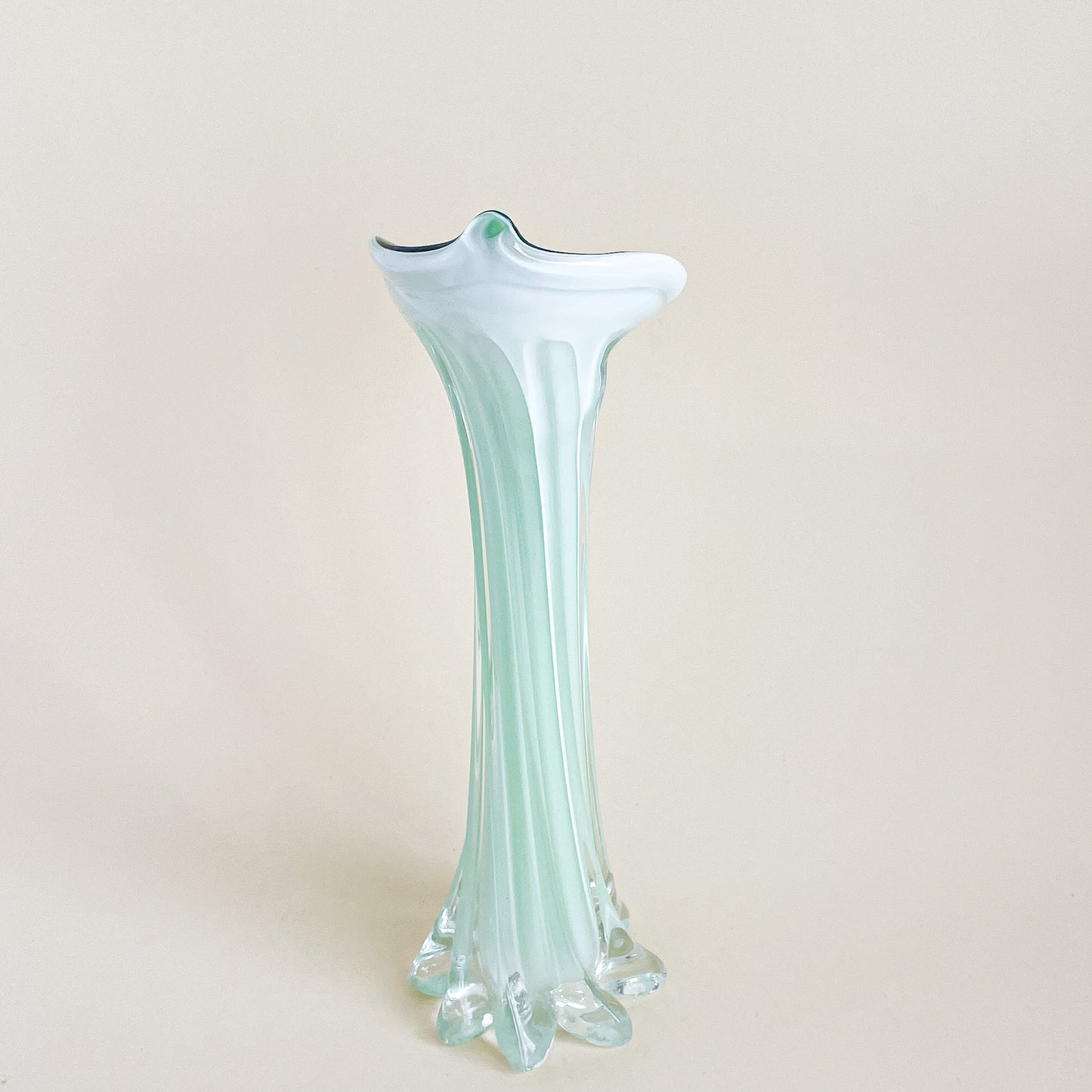 Vase en verre soufflé vert