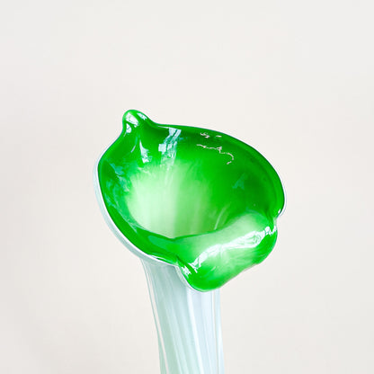 Vase en verre soufflé vert