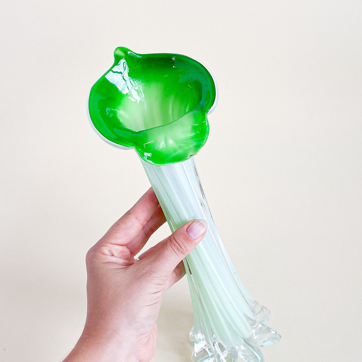 Vase en verre soufflé vert