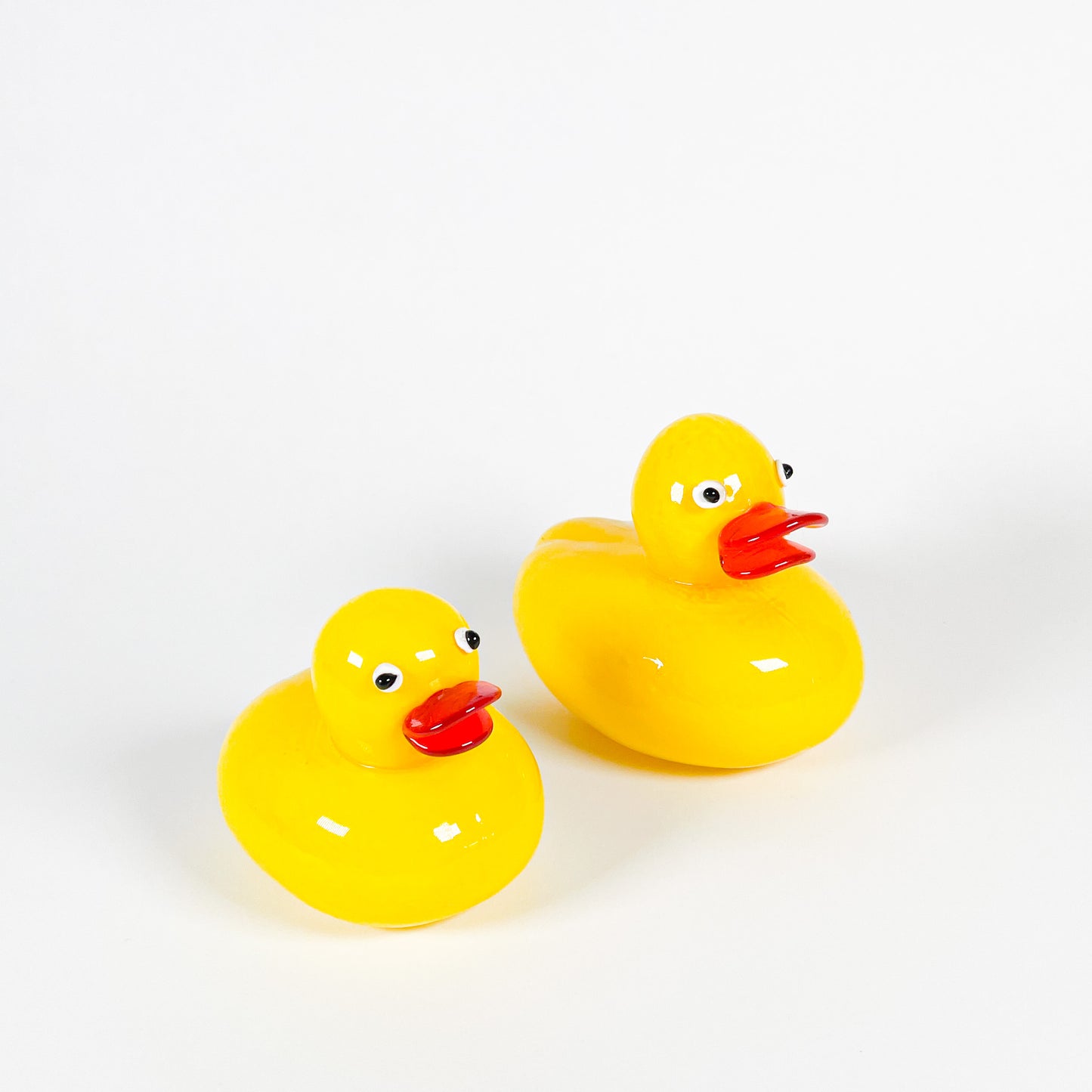 Canards jaunes en verre soufflé