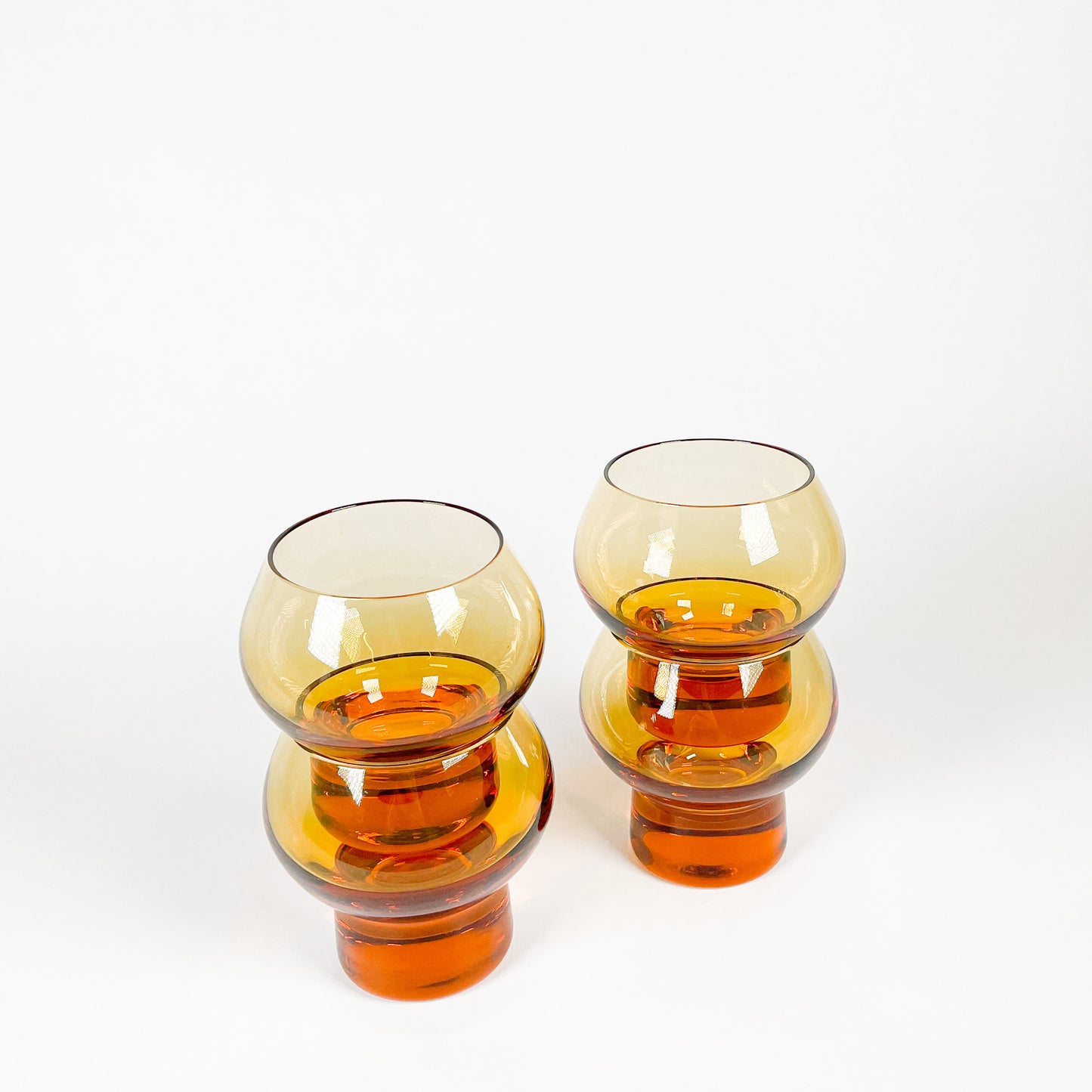 Ensemble de petits verres ambrés