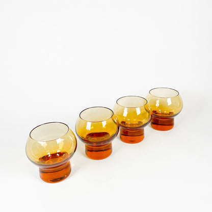 Ensemble de petits verres ambrés