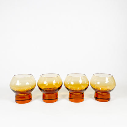 Ensemble de petits verres ambrés