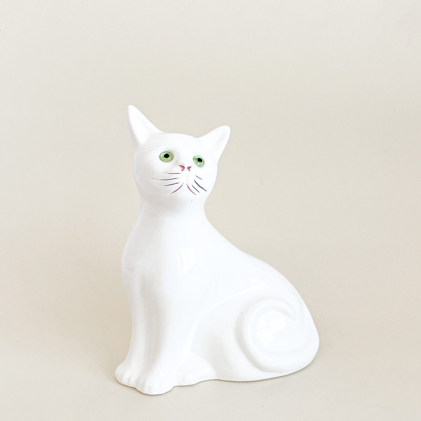 Chat blanc aux yeux verts