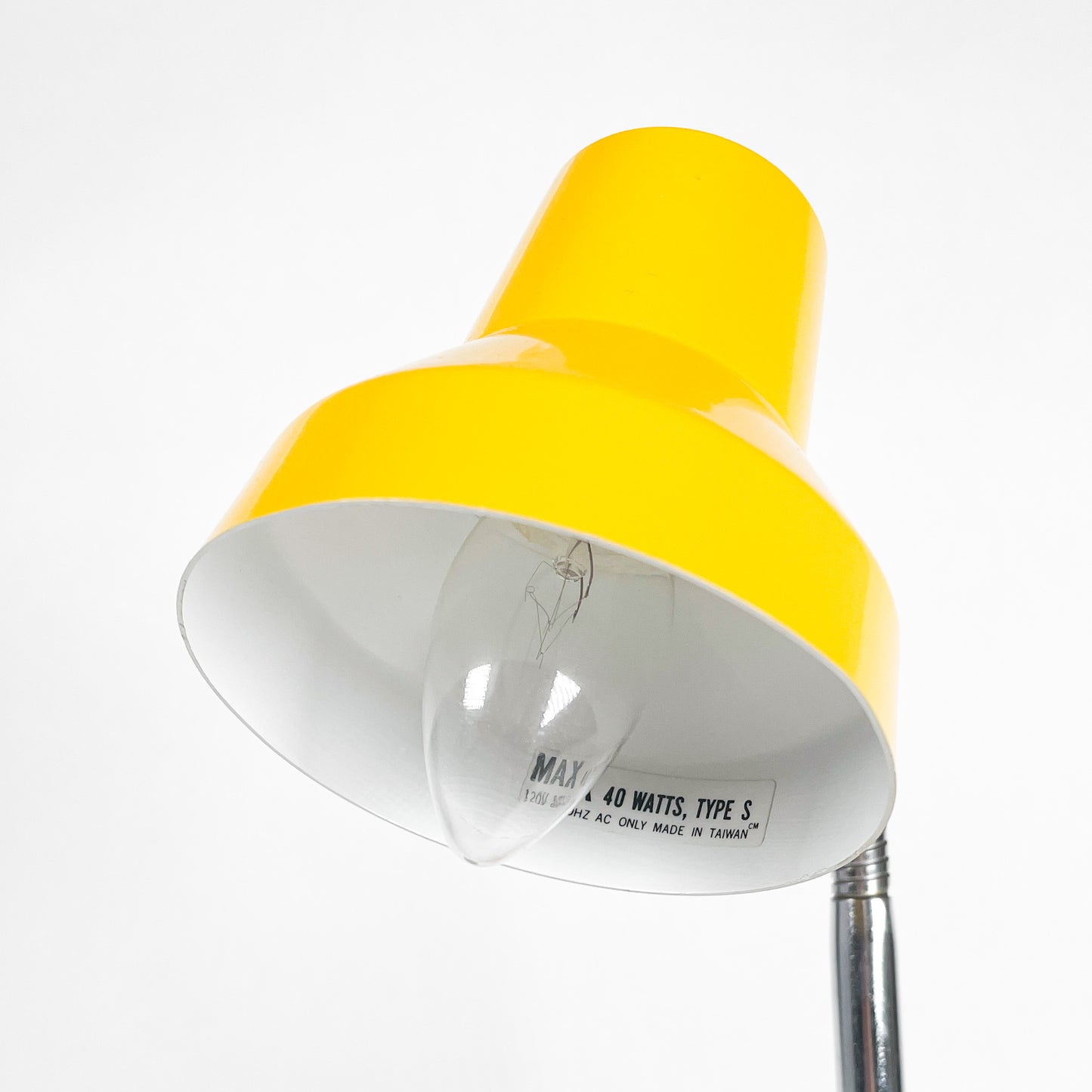 Petite lampe de bureau jaune