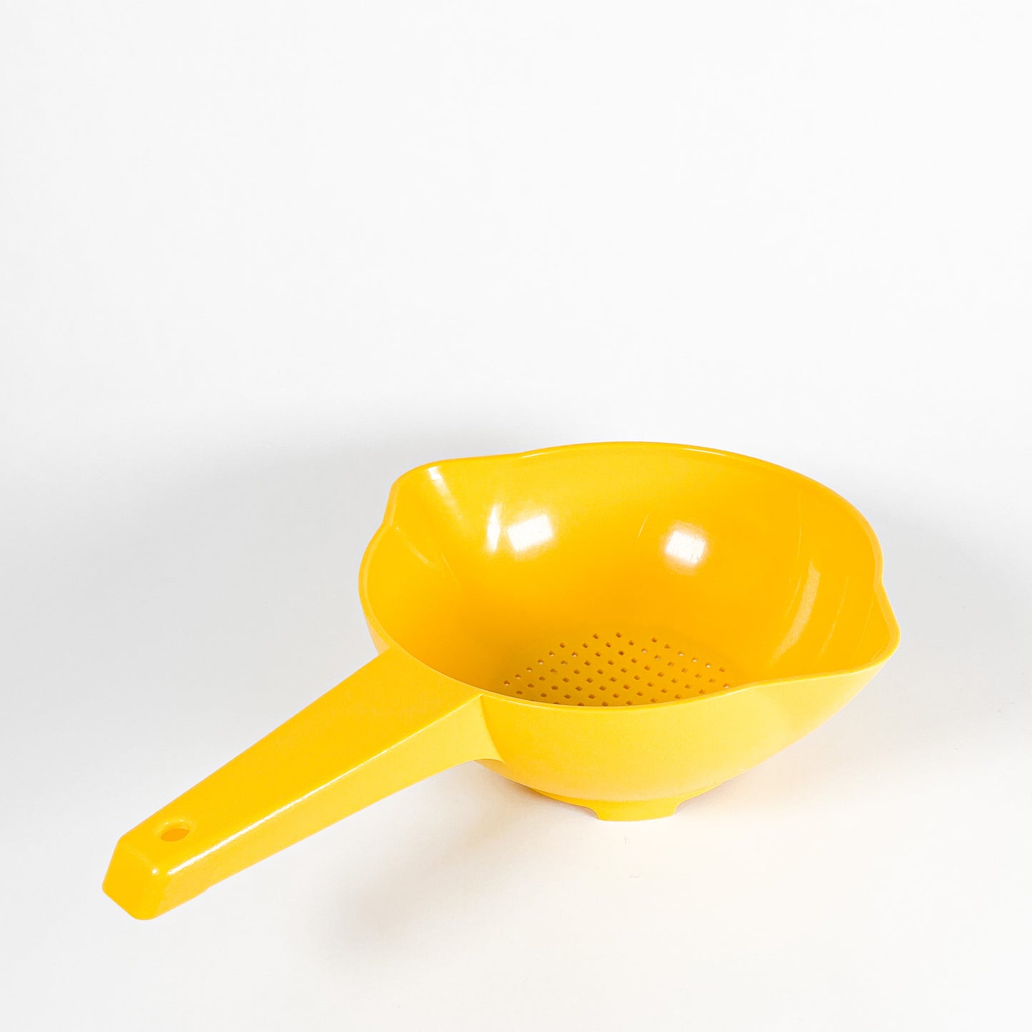 Small yellow Tupperware colander