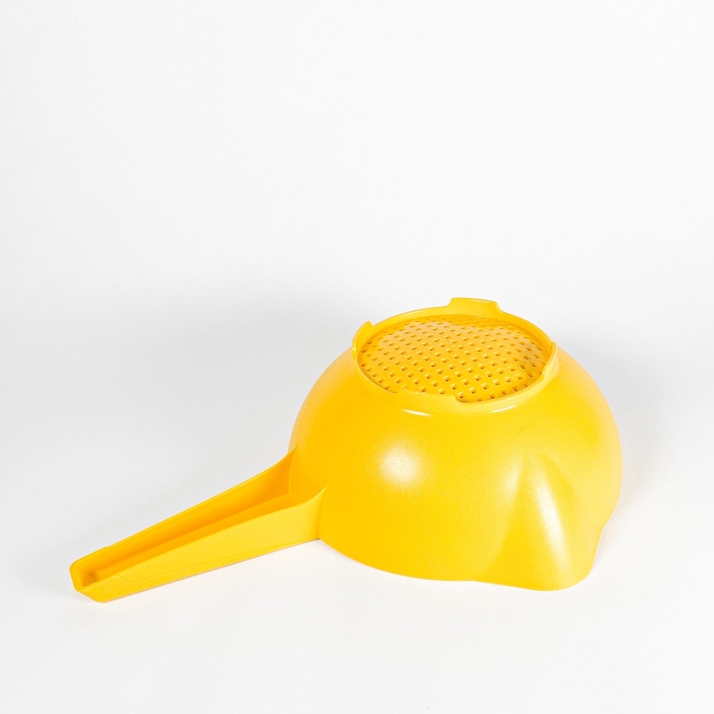 Small yellow Tupperware colander