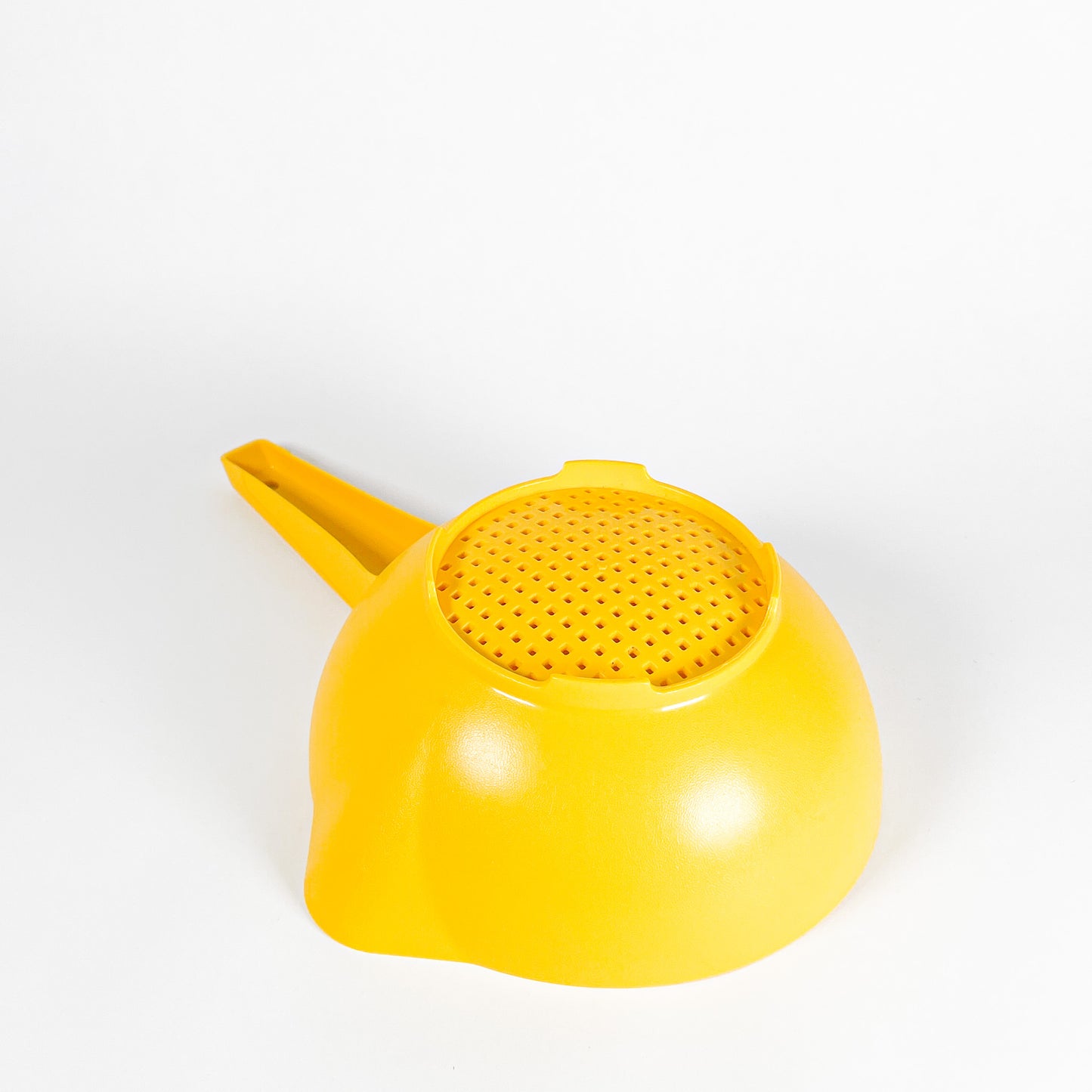 Small yellow Tupperware colander