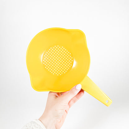 Small yellow Tupperware colander