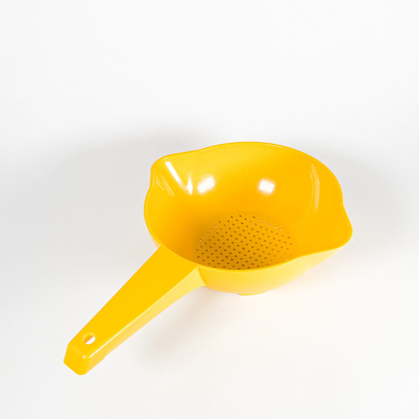 Small yellow Tupperware colander